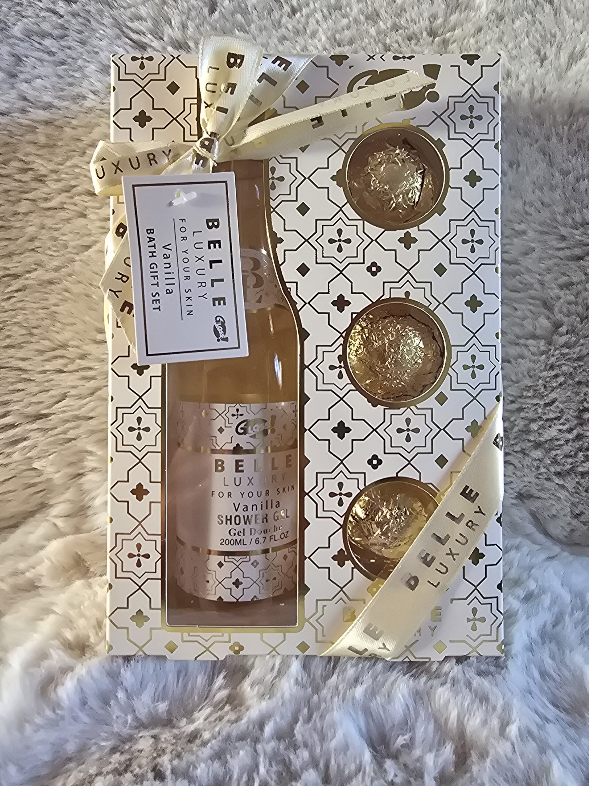 2023/06/JPEG_20251226_133844_2869916384274023151-scaled.jpg Dušas želeja + vannas bumbas Belle Luxury Vanilla (Gloss!) - Image 1