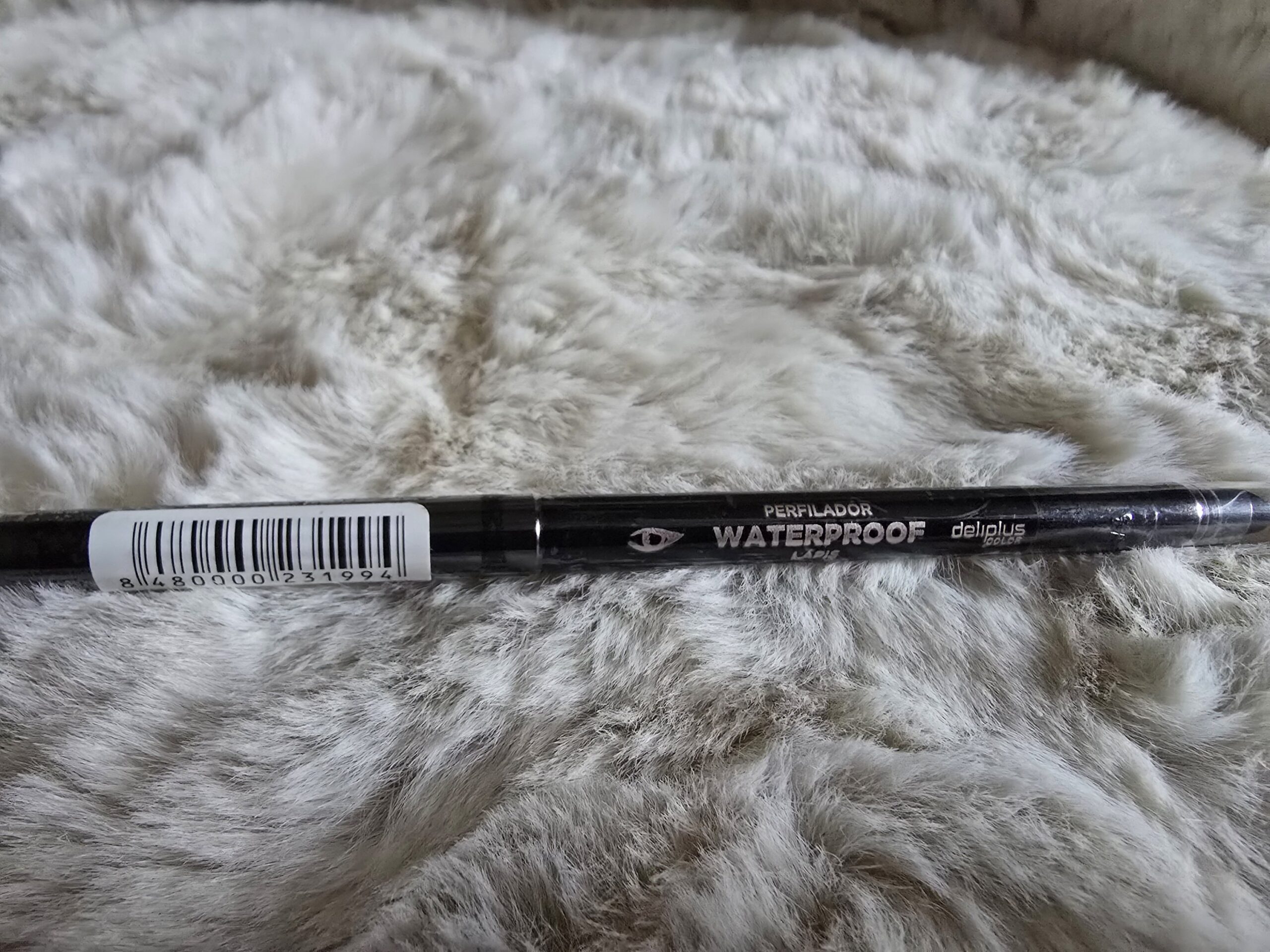 2026/03/1000057746-scaled.jpg Deliplus Waterproof acu zīmulis ar aplikatoru (sūpīti)(Ūdensizturīgs acu zīmulis ar aplikatoru-sūpīti) - Image 1